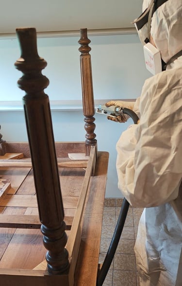 Travail de préparation sur un meuble ancien