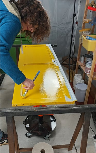 Mise en peinture d'un meuble restauré
