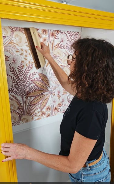 Pose de papier décoratif sur un meuble restauré