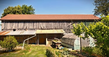 Atelier Les Brocs de Phanie installé dans un ancien séchoir à tabac