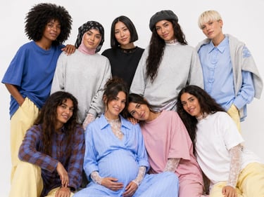 Collectif de femmes BEWOOMAN aux styles variés, oversize et layering moderne, mode inclusive et féminine.