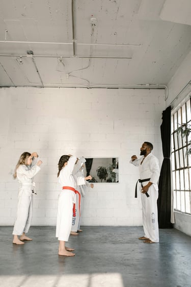 Sensei ensinando um bloqueio de karatê