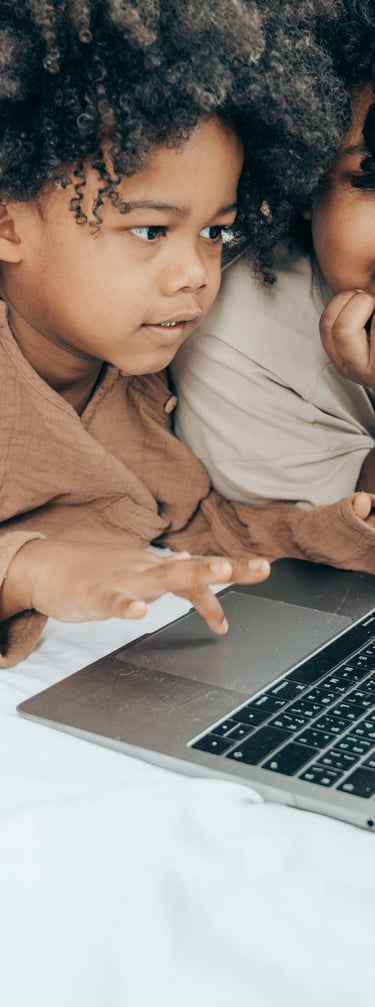 enfants devant un écran d'ordinateur