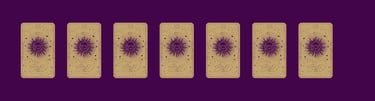 7 cartes de tarot disposées en ligne pour un tirage de cartes