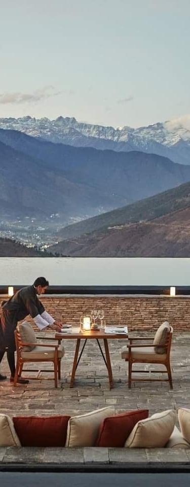 six_senses_thimphu_lodge_outdoor_dining_with_the_view_of_snow_capped_mountain_at_the_backdrop