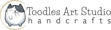 Het speelse logo van Toodles Art Studio: een stijlvolle kat in een cirkel.