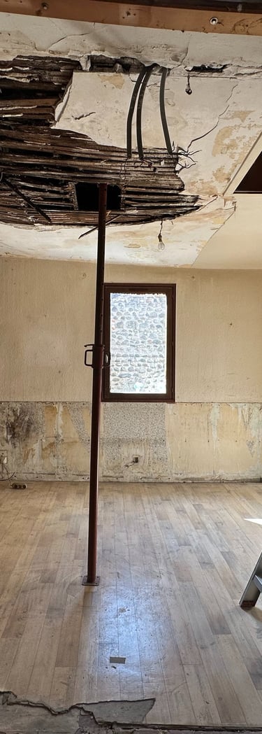 Salon en cours de rénovation dans un duplex à Pau – vue du chantier avant transformation