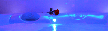 spa jacuzzi privatif dans la chambre de la love room