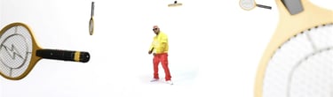 artiste sur fond blanc en studio habillé en jaune et rouge