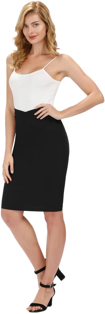 femme en jupe noir et t shirt blanc