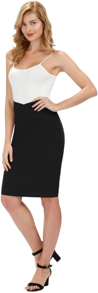 femme en jupe noir et t shirt blanc