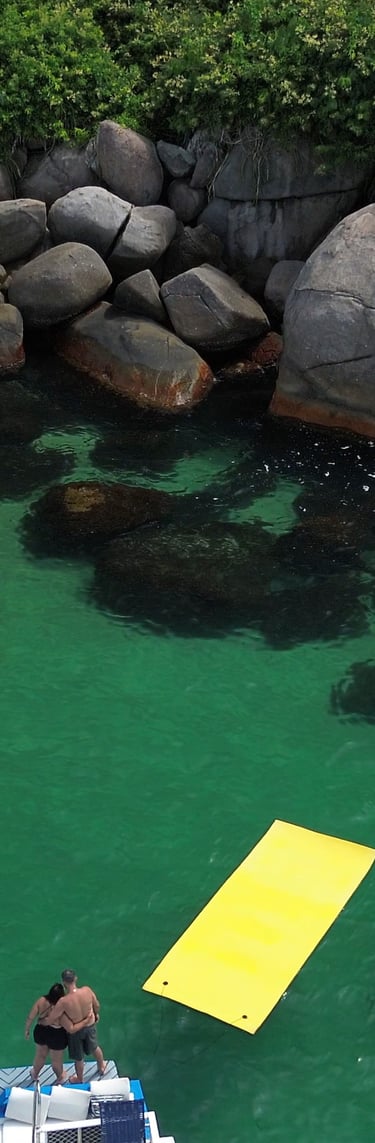 imagem de drone de um casal apreciando a vista da lagoa azul em paraty