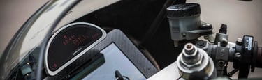 Wskaźnik wielofunkcyjny motogadget motoscope pro zamontowany na kierownicy motocykla