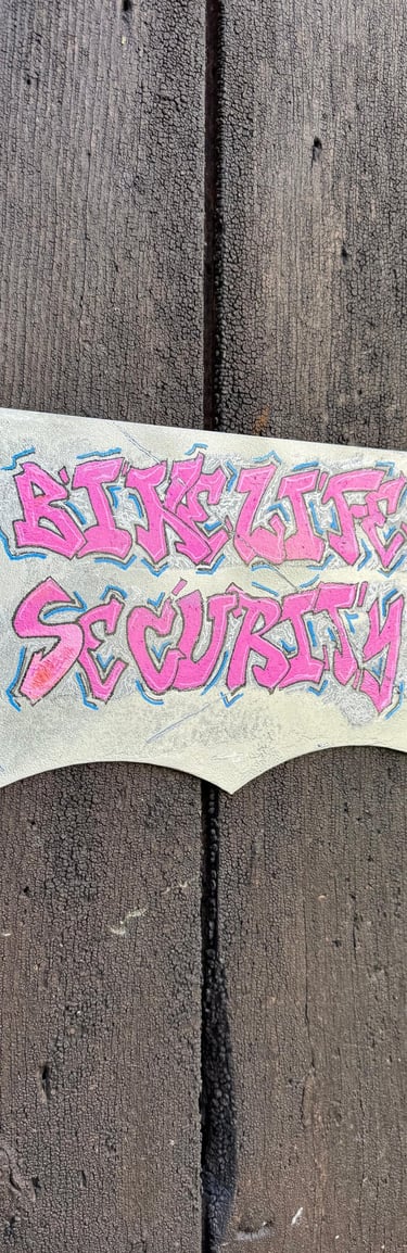 Cartello con logo di un club motociclistico chiamato Bike Life Security