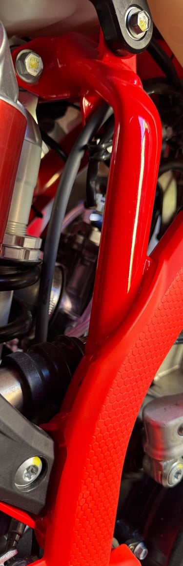 Componenti di una moto da enduro