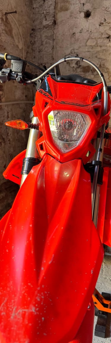 Moto da enduro rossa professionale