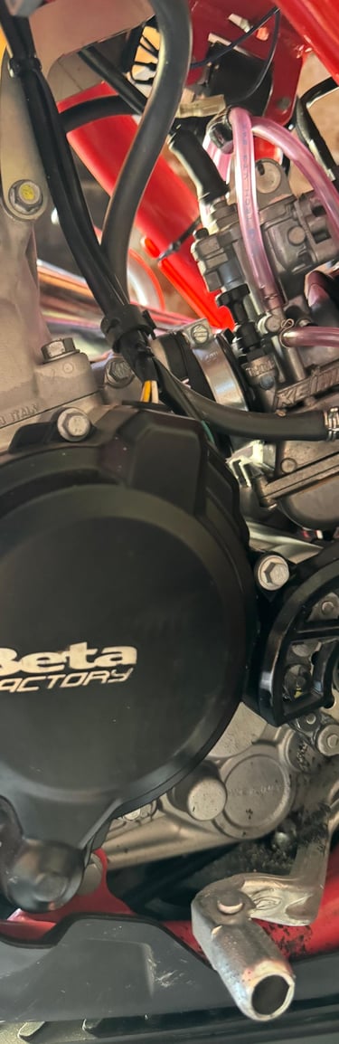 Componenti di una moto da enduro professionale