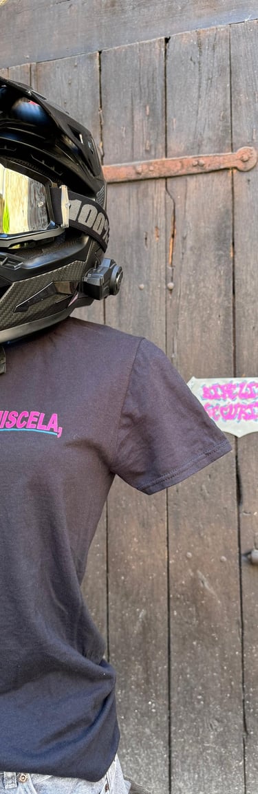 Felpa con logo di un club motociclistico chiamato Bike Life Security e casco integrale in sicurezza
