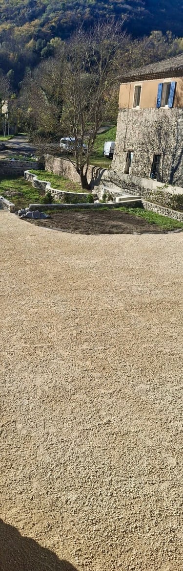 Avant après aménagement extérieur terrassement et nivellement terrain paysagiste Montélimar