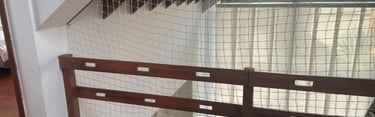 Malla en escaleras para evitar caidas