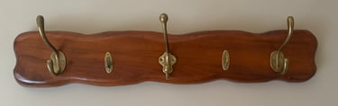 Pendurador em peroba-rosa de 55cm com ganchos de latão