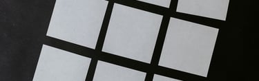 Vor schwarzen Hintergrund liegen 9 Post-Its zu einem Quadrat angeordnet.