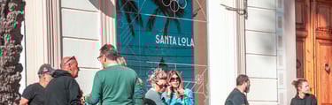 Clientes disfrutando del vermut en la terraza de Santa Lola Badalona
