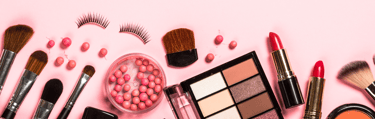 produtos de maquiagem sobre fundo rosa