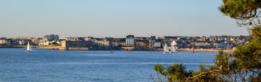 Vue de Concarneau - plage du Porzou - activités nautiques