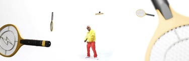 clip de music de aknose en studio sur fond blanc avec des raquette a moustique