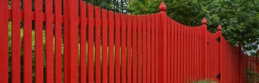 Une cloture en bois peinte avec une Peinture natruelle rouge de type suedoise