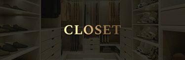 Closet planejado aberto com prateleiras, gavetas e cabideiros para organização inteligente.