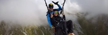 Volo in parapendio biposto sopra le montagne e il lago della Valle Reatina, esperienza outdoor vicino a Rieti