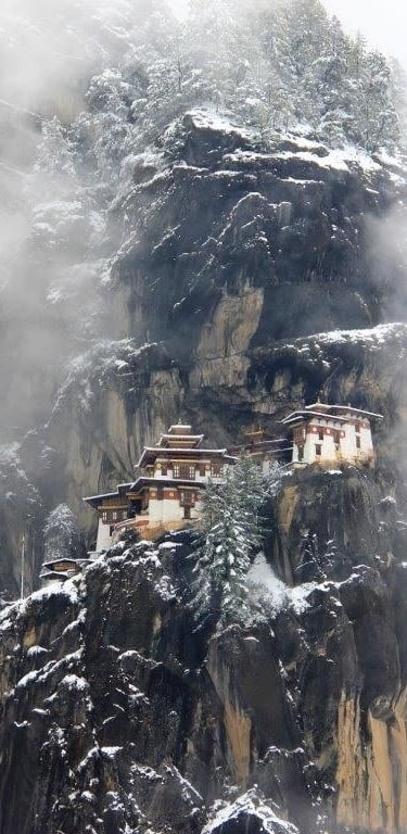 The-iconic-Tiger's-nest-monastery-in-Paro-valley-during-winter-time