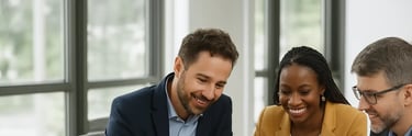 um grupo de consultores sentados à mesa