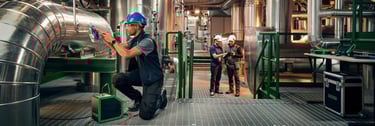 Ingenieros y técnicos en planta industrial realizando calibración con pozo seco Beamex