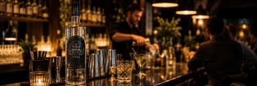 Premium huisvodka voor horeca op een stijlvolle bar met cocktails en bartenders