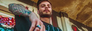Portrait photo en ville, streewear et charisme, cliché réalisé à Pau par un photographe vidéaste.