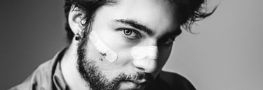 Portrait en photo qui veut en découdre, photo noir et blanc créer par un photographe et vidéaste dans un studio photo à Pau.