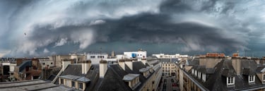 Photo panoramique d'un arcus arrivant au dessus de la ville de Caen