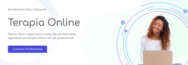 Mulher sorrindo com notebook