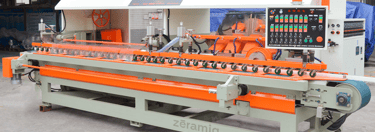 Máquina de rectificación de cerámicas en la planta de producción de Insignia Cerámica en Venezuela