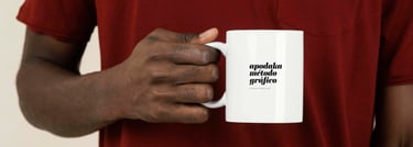Persona sosteniendo una taza blanca con el logotipo Apodaka Método Gráfico