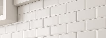 Detalle de ceramicas metro en pared decorativa de cocina en el backsplash de Zeramiq.