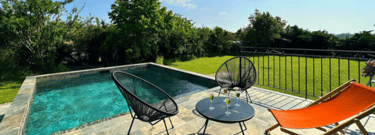 piscine privée avec vue sur jardin de la love room du Morbihan