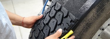 una llanta siendo renovada