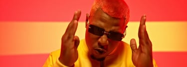 clip de aknose en studio video sur fond blanc avec un effet de lumière rouge et jaune