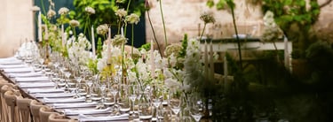 Le tavolate imperiali allestite con eleganza da composizioni floreali delicate ed armoniose. Location Casa Mantegazza