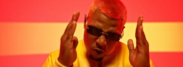 clip de aknose en studio video sur fond blanc avec un effet de lumière rouge et jaune