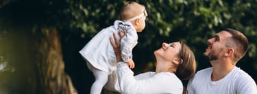 família com mulher mãe, homem pai, filho bebe felizes - seguro de vida